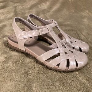 NIB Vintage Wearever Amor Velcro Closure Sandals Size 8.5M